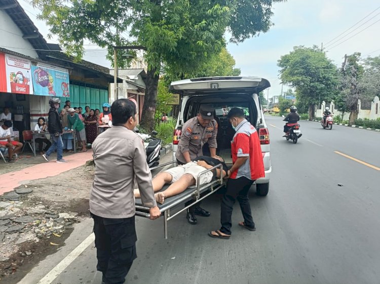 Tanggap dan Responsif, Personel Polres Mojokerto Bantu Korban Laka Lantas